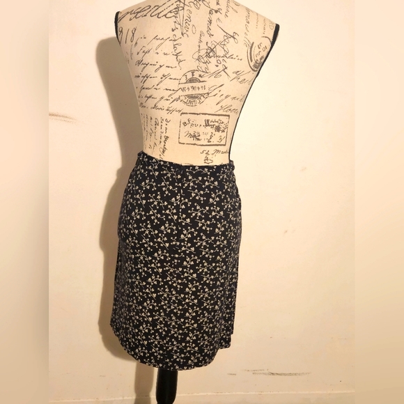 Espirit de Corp White Floral on Black Skirt - Picture 2 of 3
